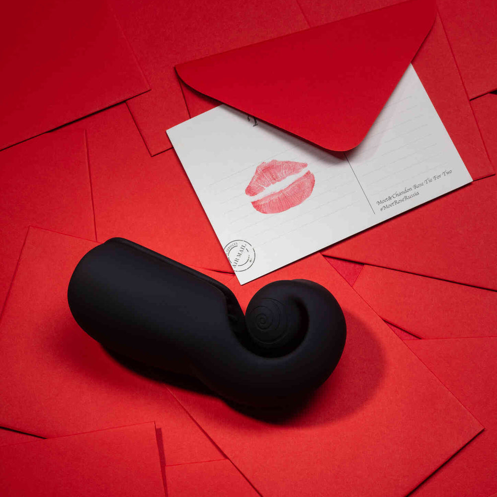 SVibe Evo negro sobre un fondo rojo, fotografía oficial